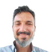 Profesor de historia por la universidad de Alcalá de Henares con especialidad en prehistoria, historia antigua y Egiptologia